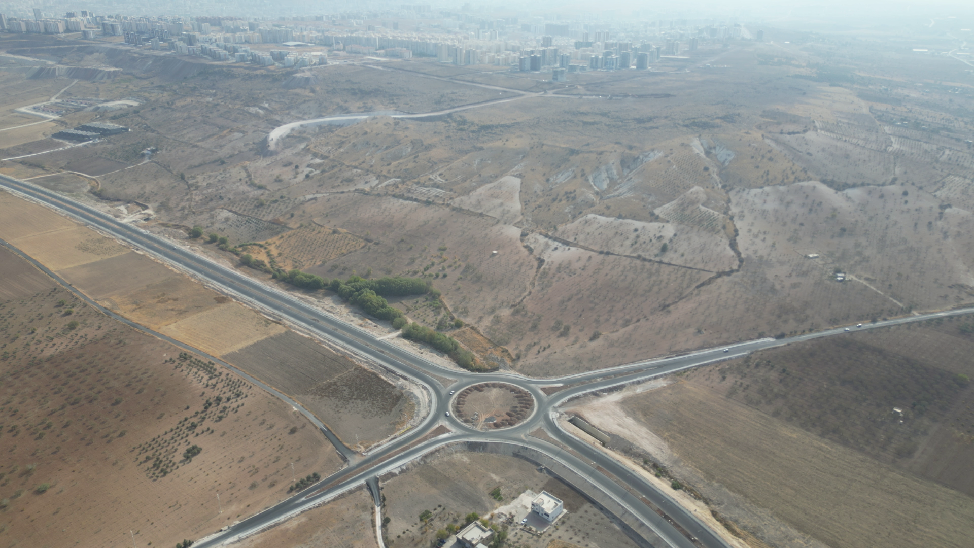 KARAKÖPRÜ’DE TRAFİĞİ RAHATLATACAK YENİ YOL PROJESİ BAŞLADI