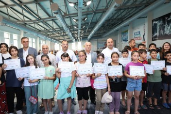 KARAKÖPRÜ’DE YÜZMEYİ ÖĞRENEN 250 ÇOCUK SERTİFİKALARINI