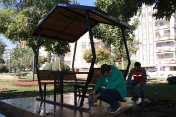 HALİLİYE’DE YEŞİL DÖNÜŞÜM: PARKLAR YENİLENİYOR, İLÇE
