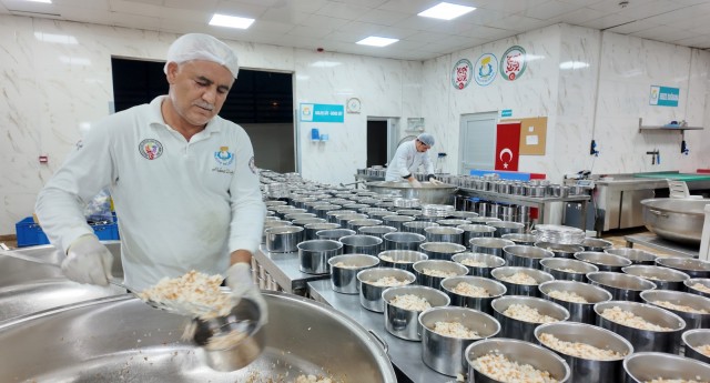 HALİLİYE BELEDİYESİ’NDEN İHTİYAÇ SAHİPLERİNE SICAK YEMEK